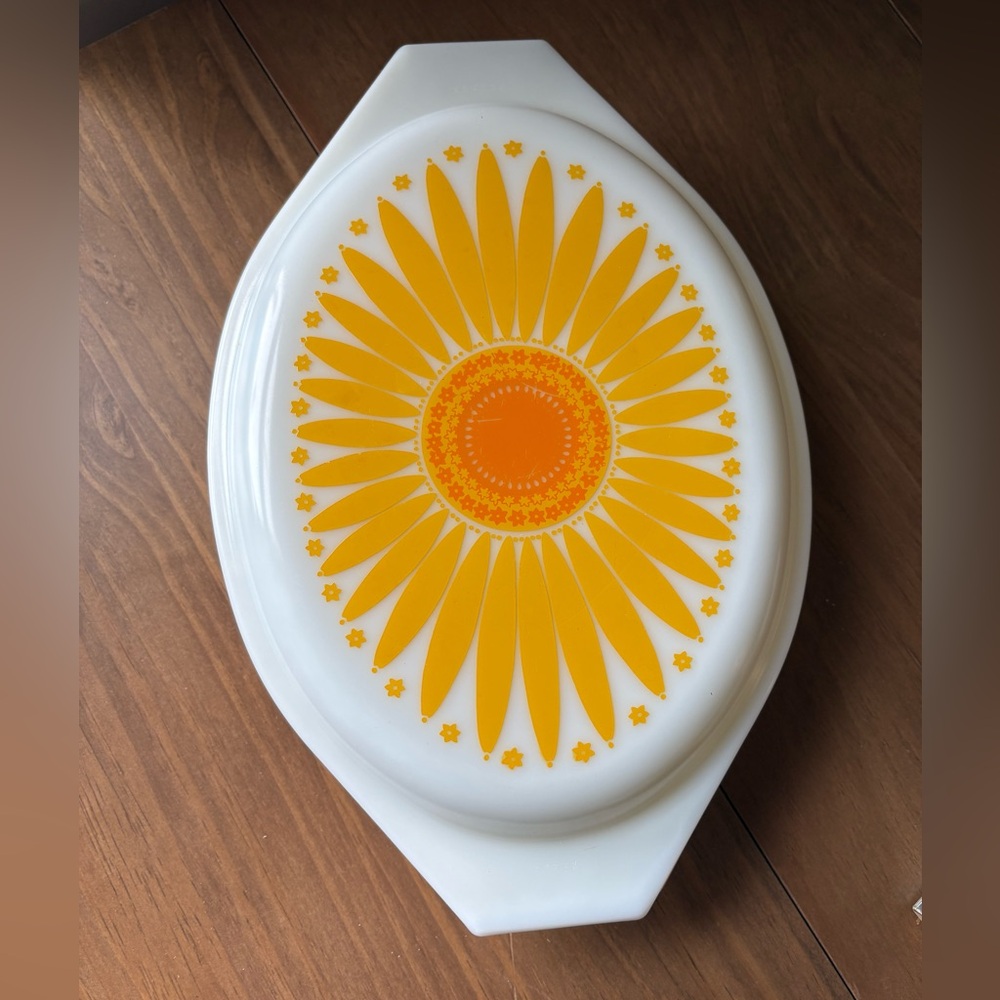 Pyrex Daisy 1 1/2 Quart Divided Dish “Golden Sunflower” 1970 GUC